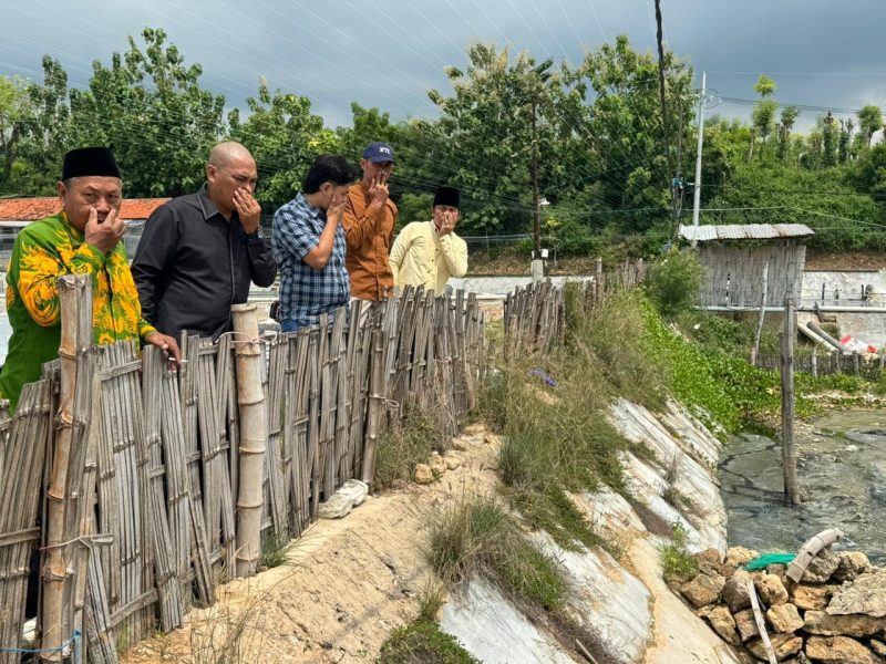 FOTO: Pansus saat meninjau Tambak Udang Desa Pakandangan Tengah yang menimbulkan bau menyengat, serta Tambak Udang Desa Sendang yang diduga beroperasi tanpa izin, Jum'at (12/12/2025).
