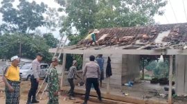 FOTO: Kondisi Pondok Pesantren di Desa Payudan Dundang alami kerusakan pasca diterjang angin puting beliung pada Senin (22/12/25) siang.