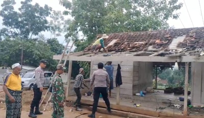 FOTO: Kondisi Pondok Pesantren di Desa Payudan Dundang alami kerusakan pasca diterjang angin puting beliung pada Senin (22/12/25) siang.