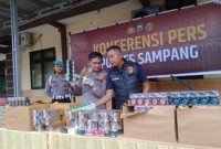 Polres Sampang saat menggelar konferensi pers pengamanan empat pelaku jaringan peredaran rokok ilegal