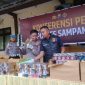 Polres Sampang saat menggelar konferensi pers pengamanan empat pelaku jaringan peredaran rokok ilegal