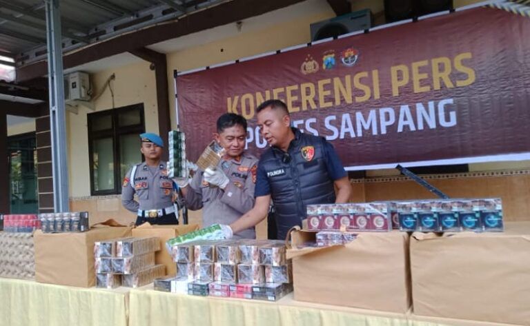 Polres Sampang saat menggelar konferensi pers pengamanan empat pelaku jaringan peredaran rokok ilegal
