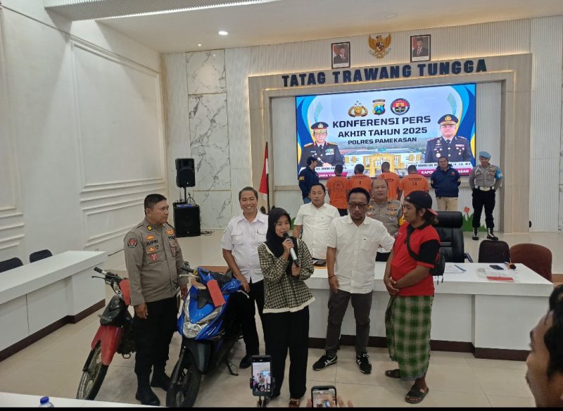 Kasat Reskrim AKP Doni Setiawan Pimpin Langsung Pengembalian Barang Bukti Hasil Curanmor kepada pemiliknya 