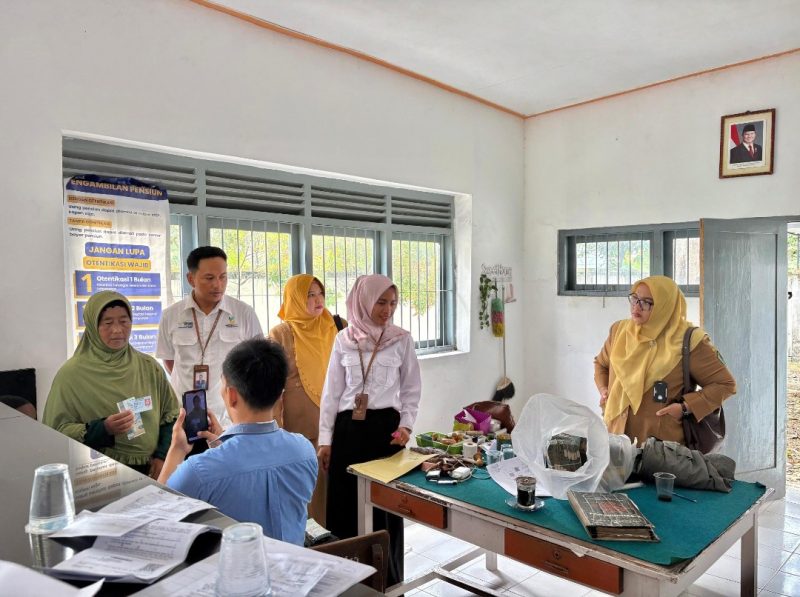 Ketua Tim Provinsi Jawa Timur SDM PKH Hanafi Saat Monitoring Langsung Penyaluran BLTS