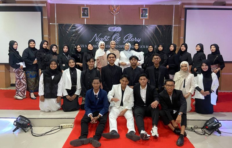 INSPIRATIF: Dua sosok pemuda asal Sumenep berhasil menggagas bisnis kreatif di Surabaya.