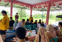 Layanan one day service KKN Unija-Disdukcapil Sumenep di desa Sogian. (Foto: Doc. Fairus/Timesin).