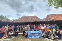 KKN 12 UTM menggelar Sosialisasi Penerapan Kompos dengan Metode Ember Bertumpuk di Desa Kelbung, Kecamatan Galis, Kabupaten Bangkalan.