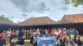 KKN 12 UTM menggelar Sosialisasi Penerapan Kompos dengan Metode Ember Bertumpuk di Desa Kelbung, Kecamatan Galis, Kabupaten Bangkalan.