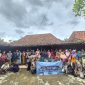 KKN 12 UTM menggelar Sosialisasi Penerapan Kompos dengan Metode Ember Bertumpuk di Desa Kelbung, Kecamatan Galis, Kabupaten Bangkalan.