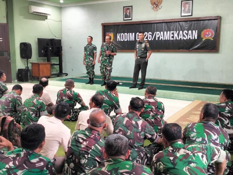 Dandim 0826 Pamekasan saat memberikan arahan kepada Prajurit TNI 