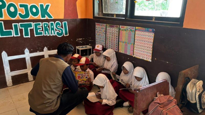Mahasiswa KKN Unija mendirikan pojok literasi di SDN 1 Sogian.