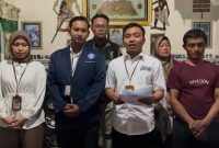 Keterangan: Tim penasihat hukum dan orang tua anak P saat konfirmasi pers di Desa Plosogeneng Kecamatan Jombang Kabupaten Jombang.