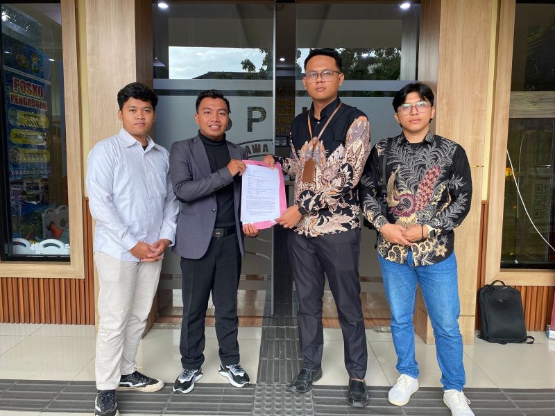 Didampingi kuasa hukumnya GPMN Jatim melaporkan Pandji Pragiwaksono ke APH atas tuduhan penistaan agama.