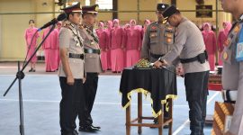 Kapolres Sumenep AKBP Anang Hardianto, S.I.K. saat melaksanakan Serah terima jabatan (sertijab) rotasi sejumlah pejabat di lingkup Polres Sumenep.
