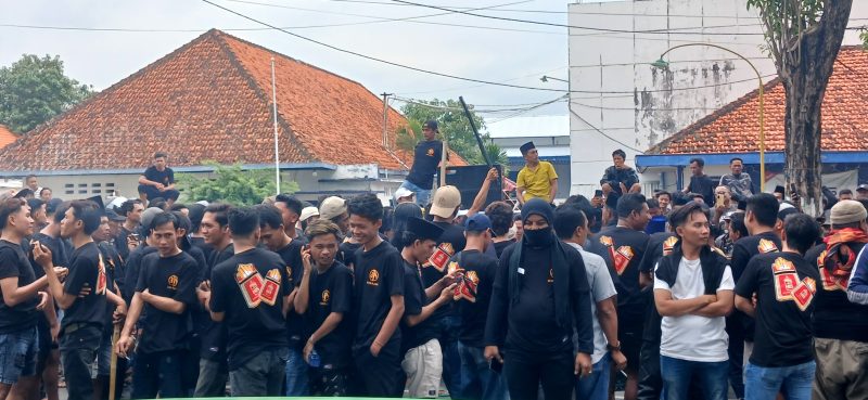 Karyawan HJS Menunggu Oknum LSM yang diduga Meresahkan