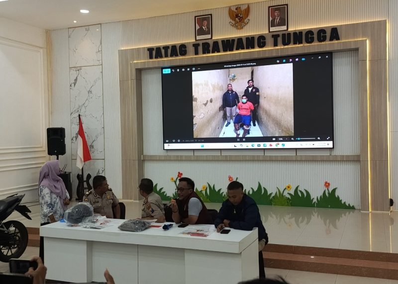 Foto pelaku pencurian paksa saat ditampilkan di konferensi pers 