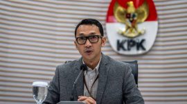Juru bicara KPK Budi Prasetyo dalam jumpa pers di Jakarta.