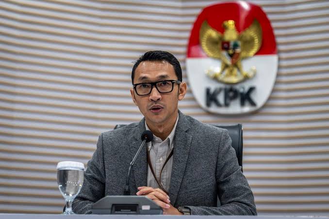 Juru bicara KPK Budi Prasetyo dalam jumpa pers di Jakarta.