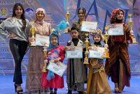 Brand hijab lokal Rifa’s Scarf, menorehkan prestasi membanggakan lewat penampilan Angelina Prahara.