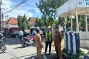Satlantas Polres Sumenep melaksanakan pengamanan dan pengaturan arus lalu lintas pemotongan pohon di Simpang Tiga Leorita.