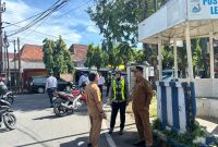Satlantas Polres Sumenep melaksanakan pengamanan dan pengaturan arus lalu lintas pemotongan pohon di Simpang Tiga Leorita.