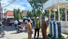 Satlantas Polres Sumenep melaksanakan pengamanan dan pengaturan arus lalu lintas pemotongan pohon di Simpang Tiga Leorita.