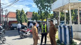 Satlantas Polres Sumenep melaksanakan pengamanan dan pengaturan arus lalu lintas pemotongan pohon di Simpang Tiga Leorita.