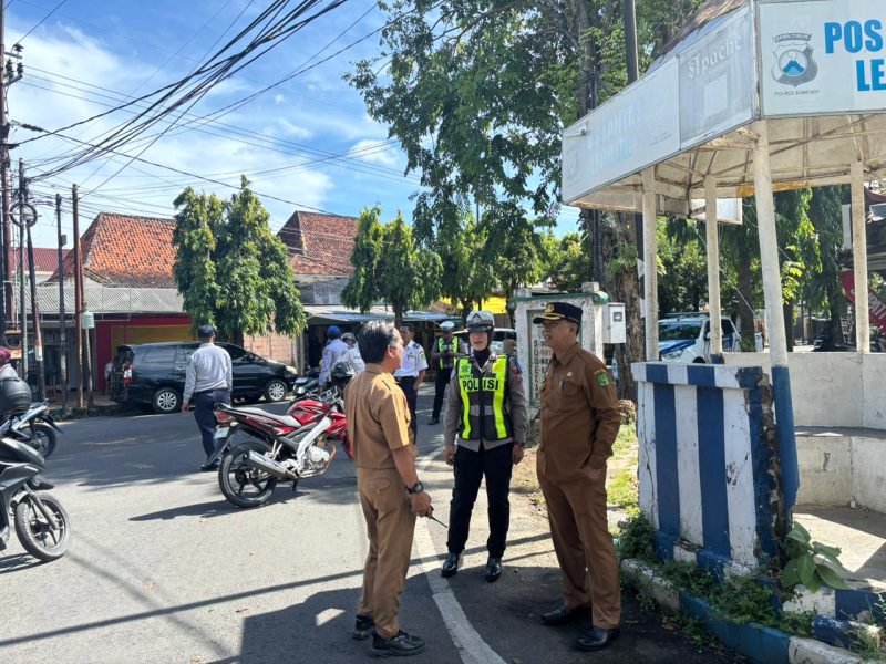 Satlantas Polres Sumenep melaksanakan pengamanan dan pengaturan arus lalu lintas pemotongan pohon di Simpang Tiga Leorita.